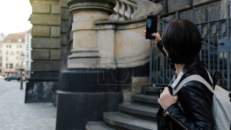Téléchargez les photos : Attractive Femme Promenades à travers les lieux touristiques de Dresde, la capture de photos de visites - en image libre de droit