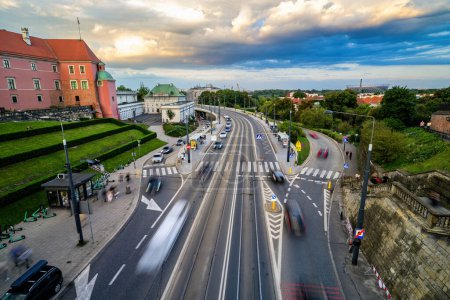 Téléchargez les photos : Paysage urbain étonnant avec des voitures de conduite floues dans le centre de la partie historique de Varsovie - en image libre de droit
