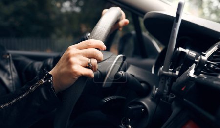 Téléchargez les photos : Mains sur une roue de direction, femme conduisant la voiture de ville - en image libre de droit