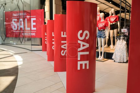 Foto de Poznan, Polonia - 07 de julio de 2023: La publicidad de ventas en la tienda en el centro comercial cautiva a muchos compradores - Imagen libre de derechos
