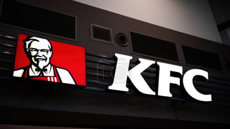 Téléchargez les photos : Poznan, Pologne - 07 juillet 2023 : Le logo Kfc accroche au-dessus du restaurant - en image libre de droit