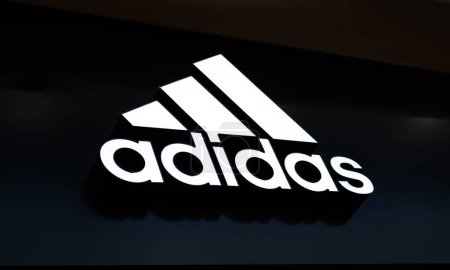 Téléchargez les photos : Poznan, Pologne - 07 juillet 2023 : Adidas Logo signe accroche au-dessus du magasin - en image libre de droit
