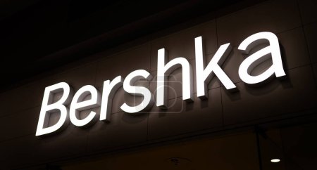 Téléchargez les photos : Poznan, Pologne - 07 juillet 2023 : Bershka Store signe avec le logo accroché ci-dessus - en image libre de droit