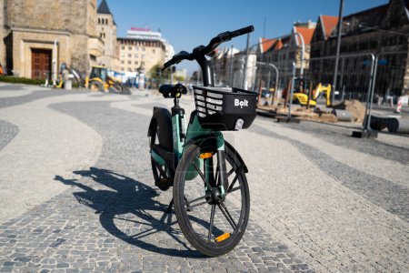 Foto de Poznan, Polonia - 07 de julio de 2023: Bolt Company Urban Rental Bicycle Is On The Street - Imagen libre de derechos