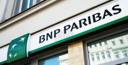 Téléchargez les photos : Poznan, Pologne - 07 juillet 2023 : Le logo BNP Paribas accroché au-dessus de la succursale bancaire - en image libre de droit