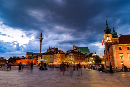 Téléchargez les photos : Varsovie, Pologne - 10 août 2023 : Place centrale du marché avec la foule de touristes dans la partie historique de Varsovie en Pologne - en image libre de droit