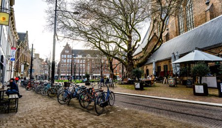 Foto de La Haya, Holanda - 09 de abril de 2023: acogedora calle en el centro de La Haya con atracciones y turistas - Imagen libre de derechos