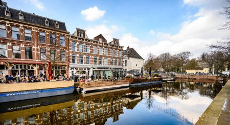 Foto de La Haya, Países Bajos - 09 de abril de 2023: Canal de agua y centro histórico de La Haya en Holanda - Imagen libre de derechos