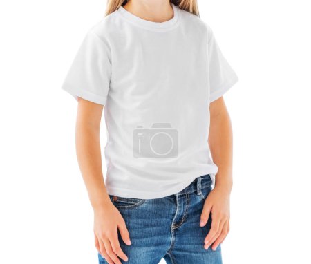 Foto de Niña con una camiseta blanca en blanco aislada sobre un fondo blanco - Imagen libre de derechos