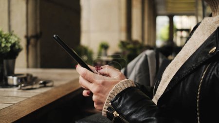 Téléchargez les photos : Femme assise dans le café utilise Smartphone pour les achats en ligne - en image libre de droit