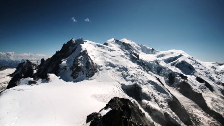Foto de Montblanc Montaña nevada pico contra el cielo azul - Imagen libre de derechos