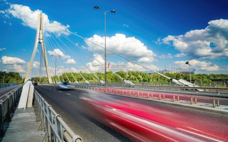 Téléchargez les photos : Sentiers de voitures de passage par la route sur un grand pont dans le centre de Varsovie en Pologne - en image libre de droit
