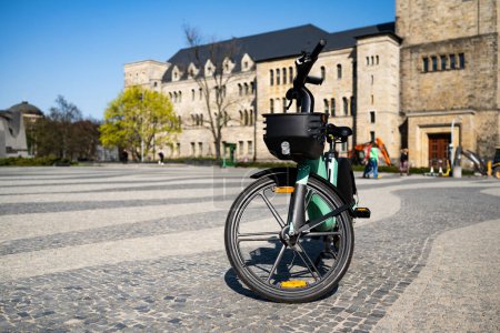 Téléchargez les photos : Vélo électrique moderne de ville se tient fièrement sur une rue animée de ville, prêt pour une promenade - en image libre de droit