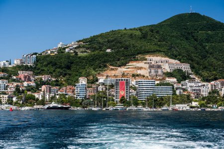 Téléchargez les photos : Ville méditerranéenne moderne au Monténégro, vue de la mer Adriatique. Architecture balcan avec montagnes en arrière-plan - en image libre de droit