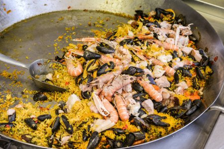Téléchargez les photos : Risotto aux fruits de mer avec crevettes fraîches et moules à la poêle. Riz rustique à la recette méditerranéenne traditionnelle gros plan - en image libre de droit