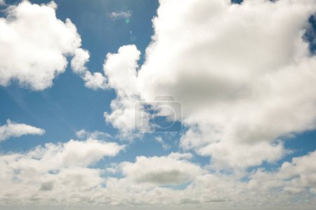 Téléchargez les photos : Ciel bleu avec nuages blancs et duveteux par temps ensoleillé. Beau paradis avec cumulus vue panoramique en été - en image libre de droit