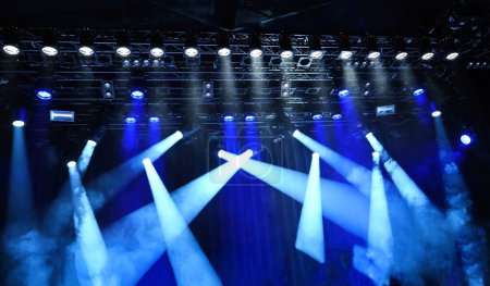 Téléchargez les photos : Plafonnier de scène, projecteurs bleu vif sur une scène musicale - en image libre de droit
