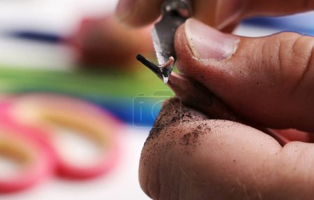 Téléchargez les photos : Artiste Affûtage d'un crayon par les mains Vue rapprochée - en image libre de droit