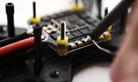 Foto de Proceso de soldadura de conexiones en el microchip de Fpv Drone - Imagen libre de derechos