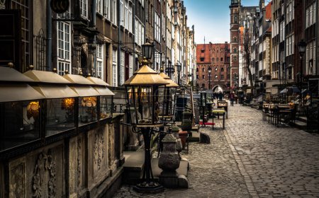 Foto de La arquitectura de la calle Mariacka en Gdansk es una de las atracciones turísticas más notables de Gdansk. Centro histórico de Gdansk, Polonia. - Imagen libre de derechos