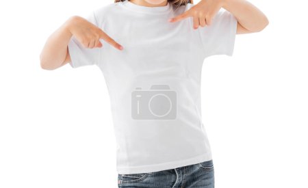 Foto de Niña señalando una camiseta blanca en blanco aislada sobre un fondo blanco - Imagen libre de derechos