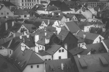Téléchargez les photos : Maisons historiques de Krumlov, République tchèque. Photo noir et blanc. - en image libre de droit