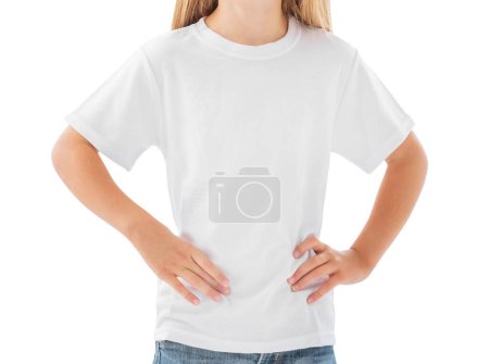 Téléchargez les photos : Petite fille dans un T-shirt blanc modèle isolé sur un fond blanc - en image libre de droit
