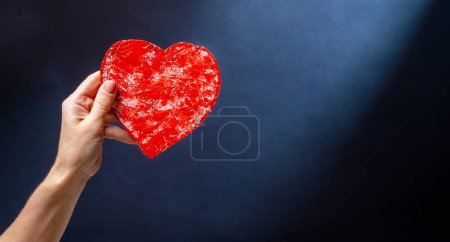 Téléchargez les photos : Mains tenant le cœur rouge comme symbole d'amour, de soutien et de bonheur. Cadeau romantique pour la Saint Valentin - en image libre de droit