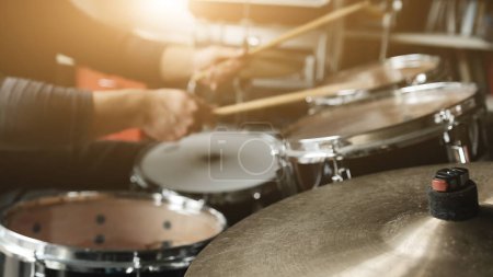 Foto de Tocando tambores con palos de tambor con ritmo de roca, ritmos hihat. Músico con platillo e instrumento musical - Imagen libre de derechos