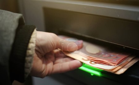 Téléchargez les photos : Fille obtenir de cash machine euros billets argent - en image libre de droit