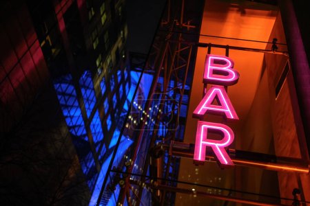 Foto de Colourful neon signboard bar lightning and flashing at night city - Imagen libre de derechos