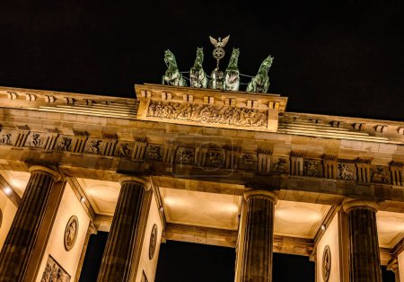 Foto de Brandenburg Gates in Berlin at night - Imagen libre de derechos