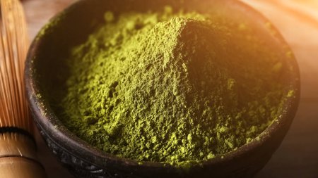 Foto de Polvo de té verde Matcha en un tazón en la cocina - Imagen libre de derechos