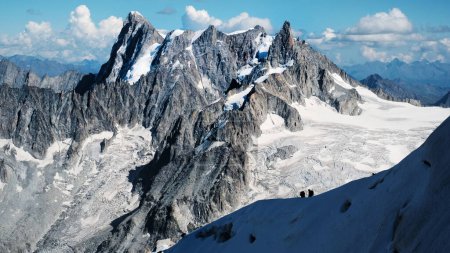 Téléchargez les photos : Groupe d'escaladeurs escaladant la montagne enneigée de Montblanc - en image libre de droit
