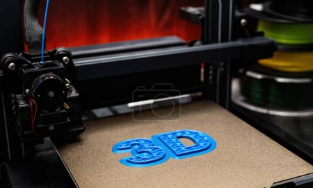 Téléchargez les photos : Processus d'impression d'imprimante 3D de signe 3D avec la couleur bleue - en image libre de droit