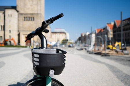 Téléchargez les photos : Vélo de ville électrique à louer se tient prêt sur la rue de la ville, invitant les passants à explorer à leur propre rythme - en image libre de droit