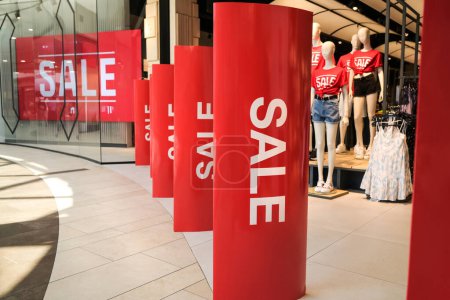 Foto de Publicidad de ventas en la pantalla de la tienda en el centro comercial cautiva a muchos compradores - Imagen libre de derechos