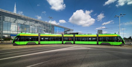 Téléchargez les photos : City Tram On Poznan, Pologne Offres de la rue Transport pratique - en image libre de droit