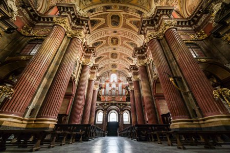 Foto de Interior de la Archcathedral Basílica de San Pedro y San Pablo en Poznan muestra impresionante arquitectura y diseño - Imagen libre de derechos