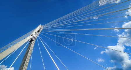 Foto de Construcción de puentes con cuerdas contra Blue Sky - Imagen libre de derechos