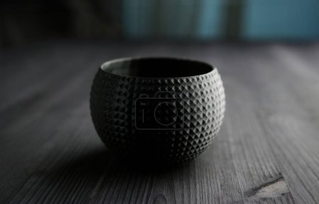 Téléchargez les photos : Le pot imprimé en 3D noir pour les plantes d'intérieur est sur la table - en image libre de droit