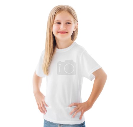Téléchargez les photos : Belle petite fille posant dans un t-shirt blanc blanc isolé sur un fond blanc - en image libre de droit