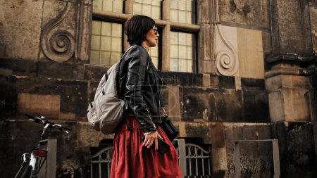 Téléchargez les photos : Femme élégante se promène dans les rues touristiques historiques à Dresde avec sac à dos - en image libre de droit