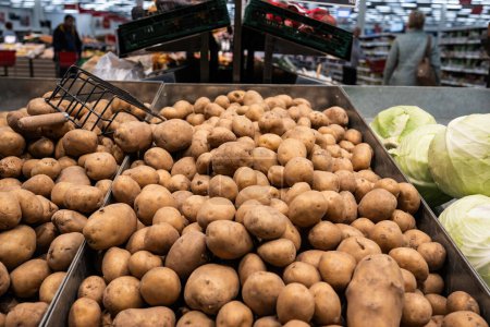 Kartoffeln im Gemüseteil des Lebensmittelsupermarktes sind frisch und erschwinglich