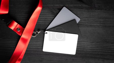 Téléchargez les photos : Ensemble de trois cartes grises pour réglage de la balance des blancs pour appareils photo et caméscopes - en image libre de droit