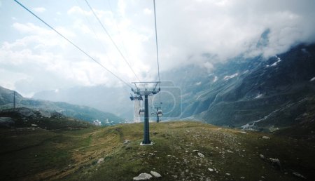 Téléchargez les photos : Chemin de téléphérique dans les hautes montagnes rocheuses avec vue imprenable sur la vallée - en image libre de droit