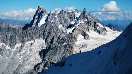 Téléchargez les photos : Groupe d'alpinistes escalade la montagne enneigée Montblanc - en image libre de droit