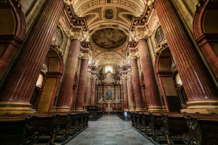 Foto de Interior de la Archcathedral Basílica de San Pedro y San Pablo en Poznan muestra impresionante arquitectura y diseño - Imagen libre de derechos