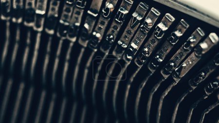 Foto de Letras y números en teclas mecánicas de una vieja máquina de escribir manual en una máquina de escribir retro, vista de cerca - Imagen libre de derechos