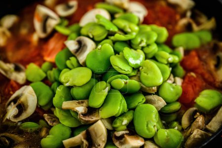 Téléchargez les photos : Ragoût de légumes, fèves de soja aux champignons et légumes - en image libre de droit